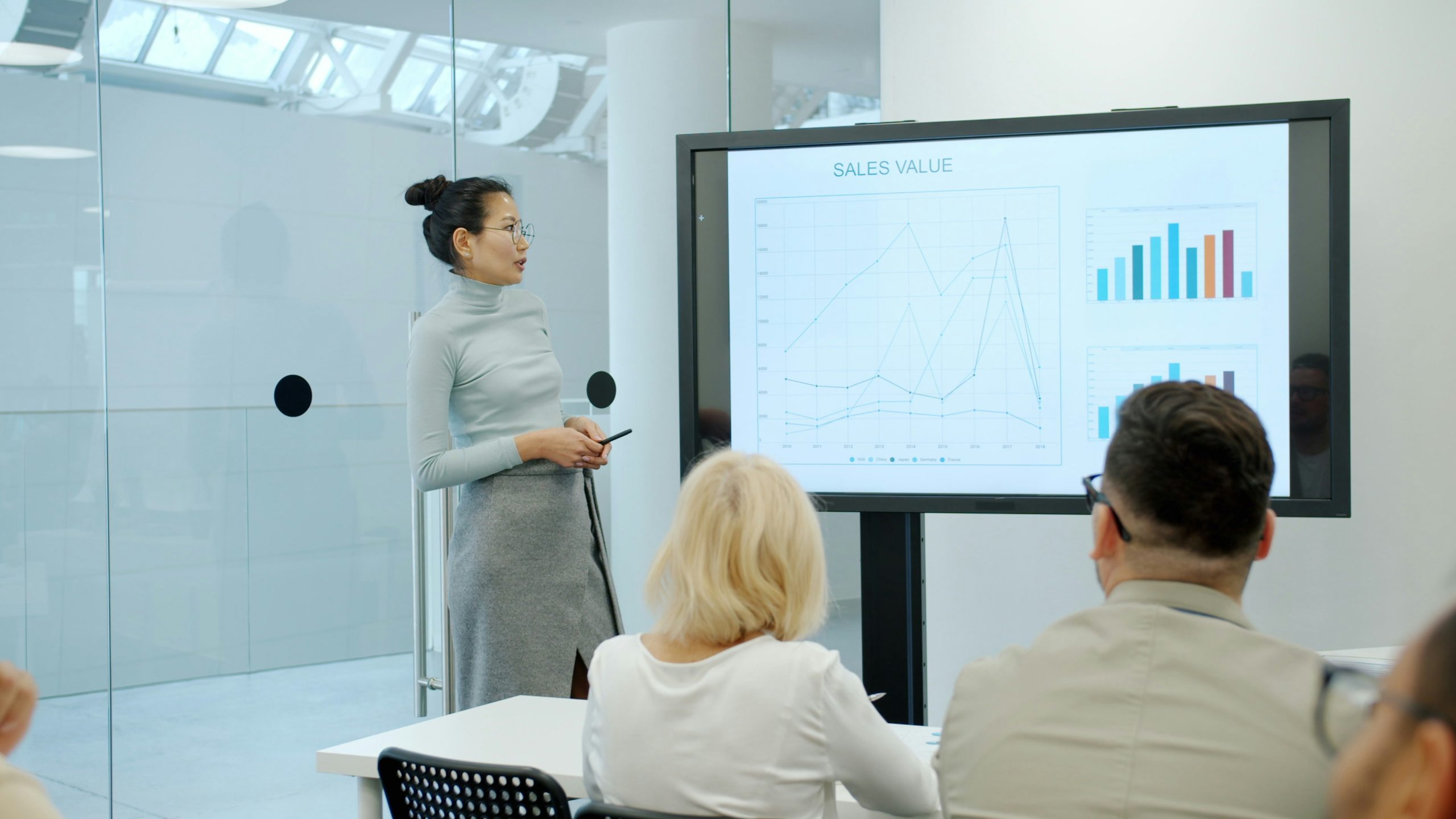 A woman giving a presentation about the ROI of using AI for their business.